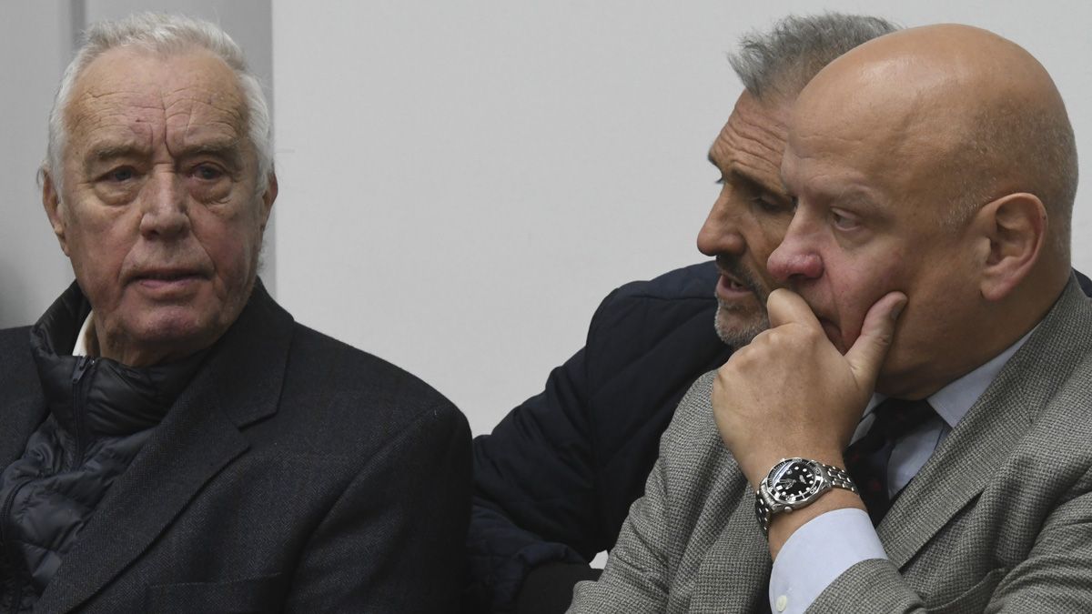 El acusado del crimen de María Marta García Belsunce, Nicolás Pachelo, junto a sus abogados durante la audiencia de este lunes