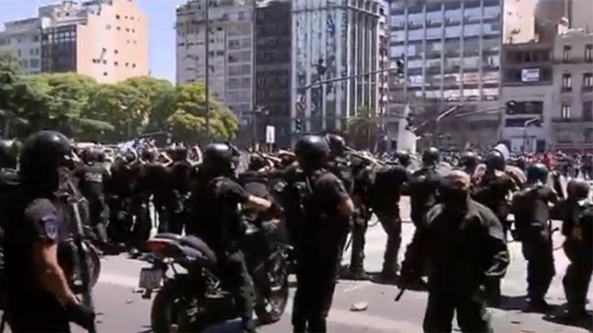 Nuevos incidentes y descontrol en el velorio de Diego Maradona