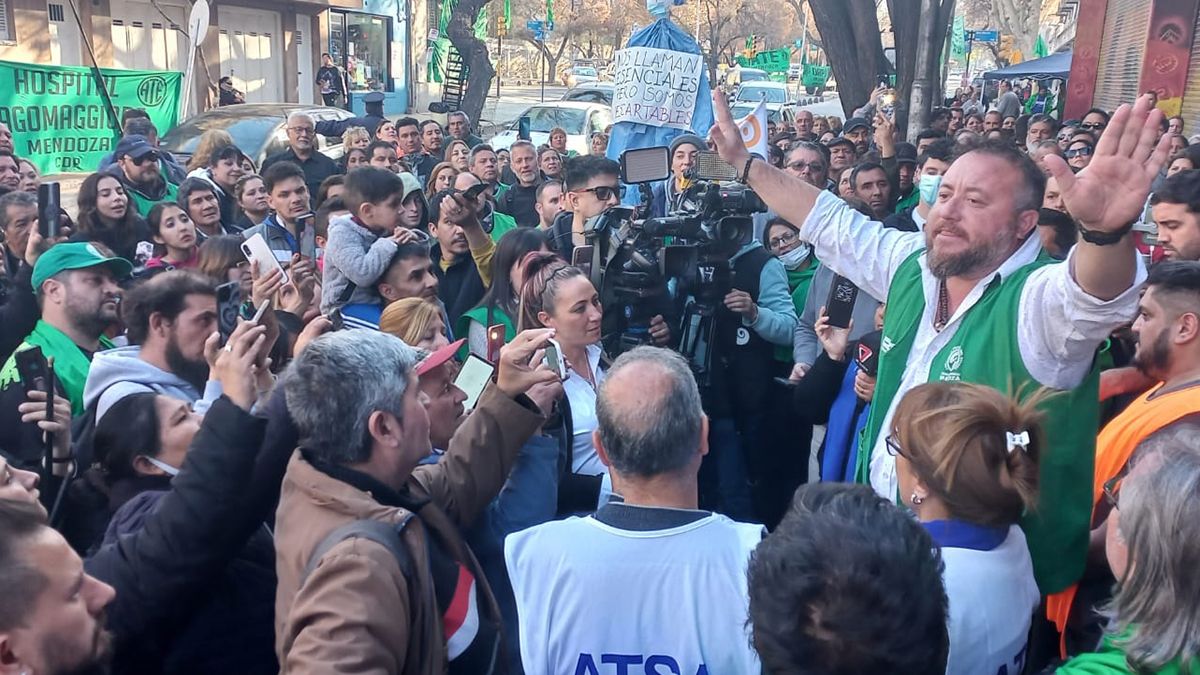 Si logra acordar con el gremio de ATE en estas negociaciones paritarias, el Gobierno habrá conseguido a la par calmar el conflicto social que le estalló a fines de julio y principios de agosto con varias jornadas de paros y multitudinarias manifestaciones.