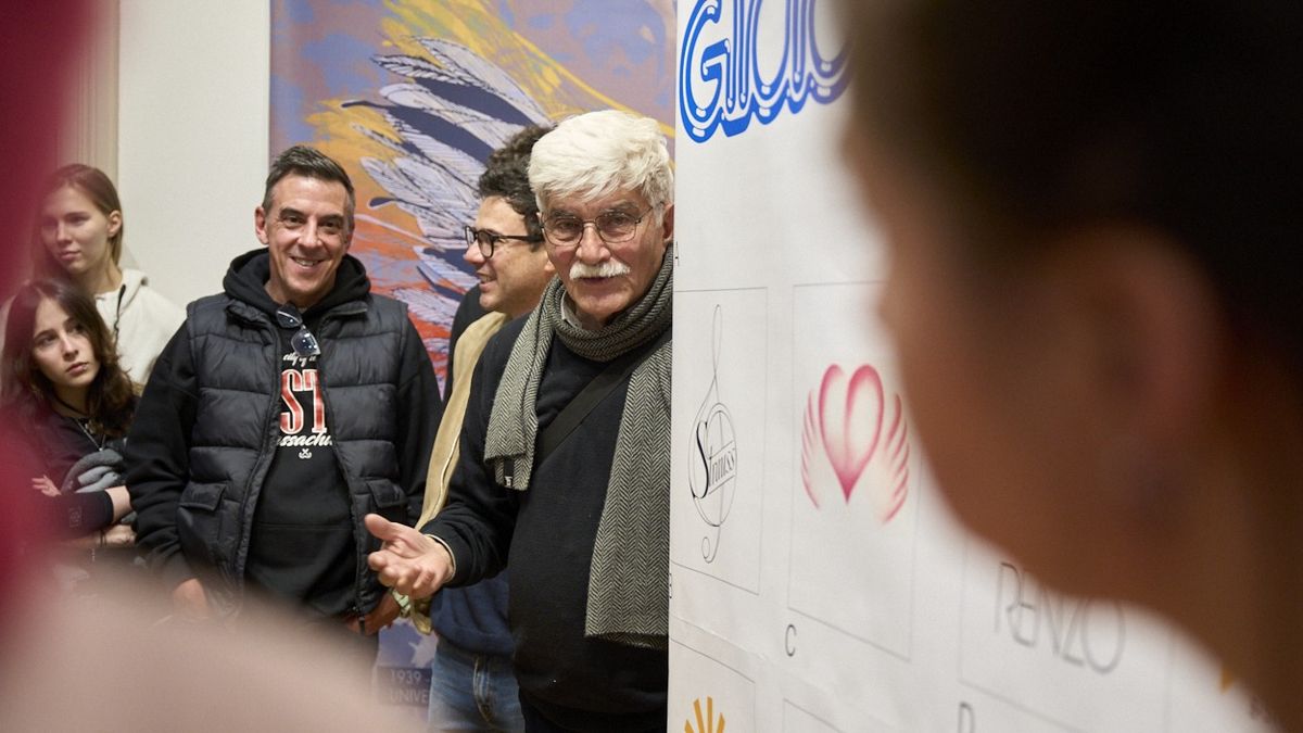 El diseñador industrial ofreció una visita a su muestra a un grupo de alumnos de la Facultad de Diseño y del colegio secundario del DAD. El diseñador industrial ofreció una visita a su muestra a un grupo de alumnos de la Facultad de Diseño y del colegio secundario del DAD.