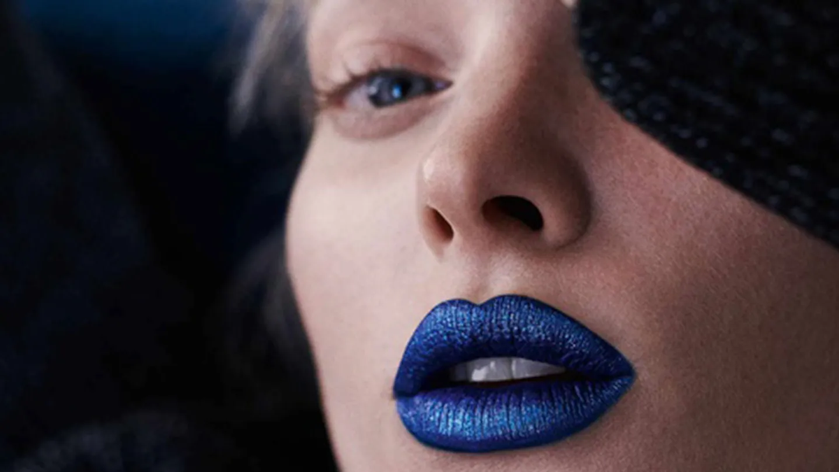 El labial azul puede ayudarte a blanquear tus dientes. El labial azul puede ayudarte a blanquear tus dientes. 