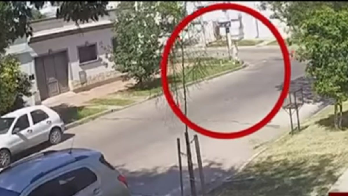 Captura de video: el hombre intentó abusar de la joven en la calle a plena luz del día. 