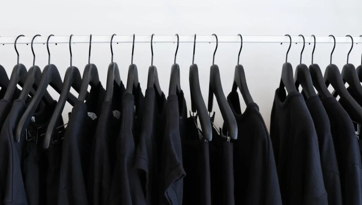 Qué significa usar ropa color negro según la psicología