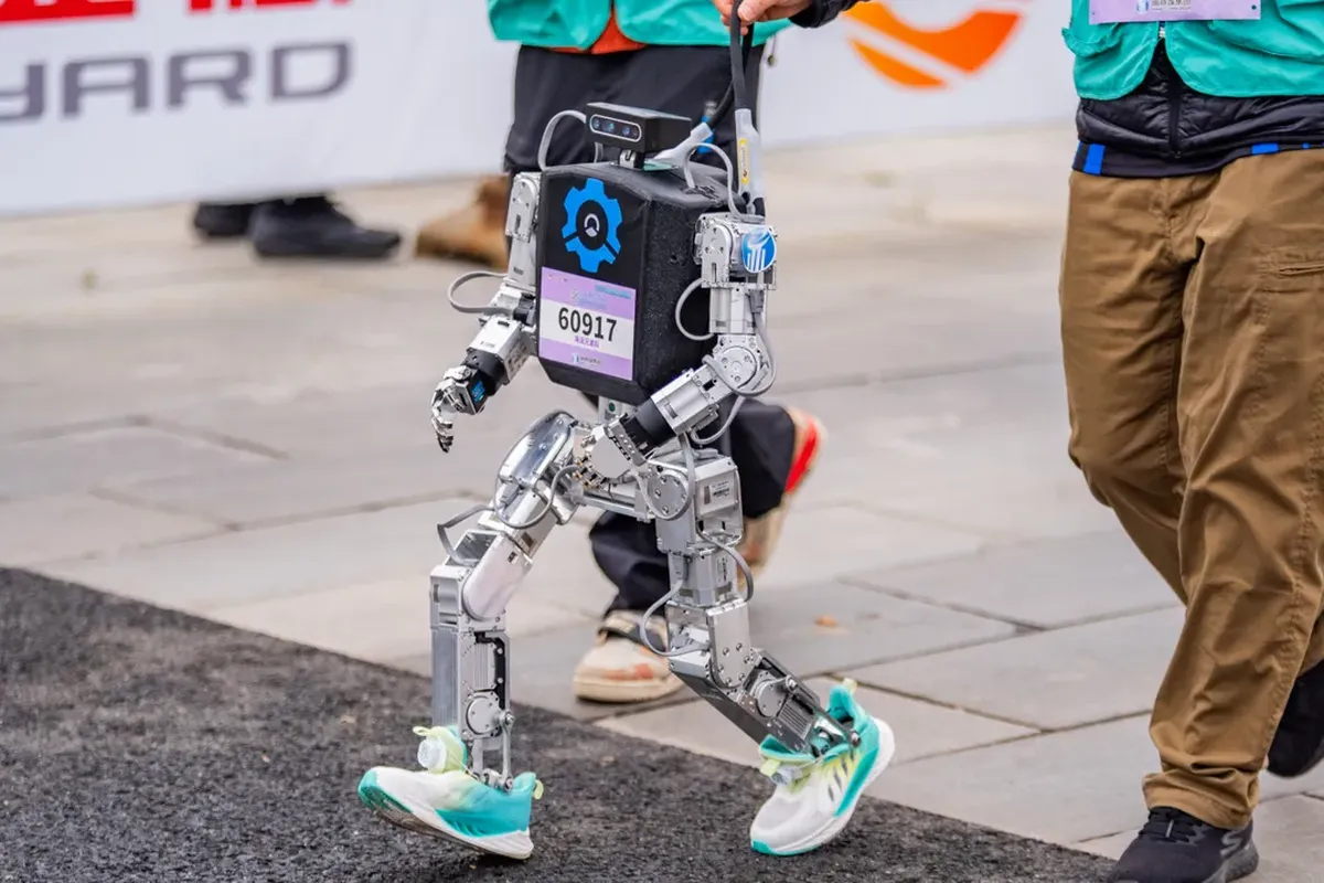 El mundo evoluciona ante nuestros ojos: se corrió la primera maratón entre humanos y robots