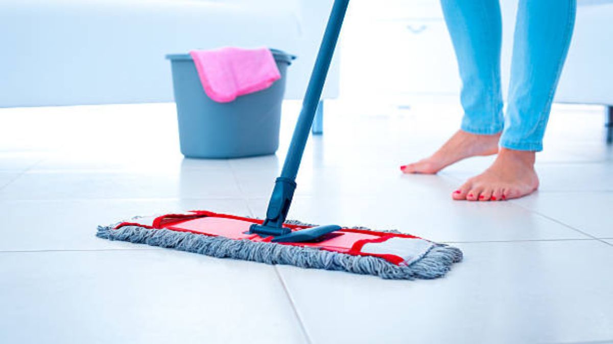 Cómo limpiar el piso de porcelanato con pocos ingredientes y hacer que quede reluciente como un espejo