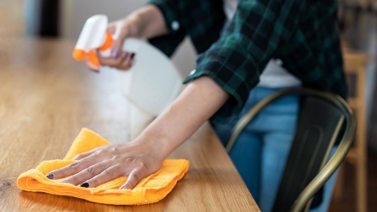 Recupera el brillo de las puertas y muebles de madera con este excelente tip que se destaca entre todos los trucos caseros de limpieza. Recupera el brillo de las puertas y muebles de madera con este excelente tip que se destaca entre todos los trucos caseros de limpieza.