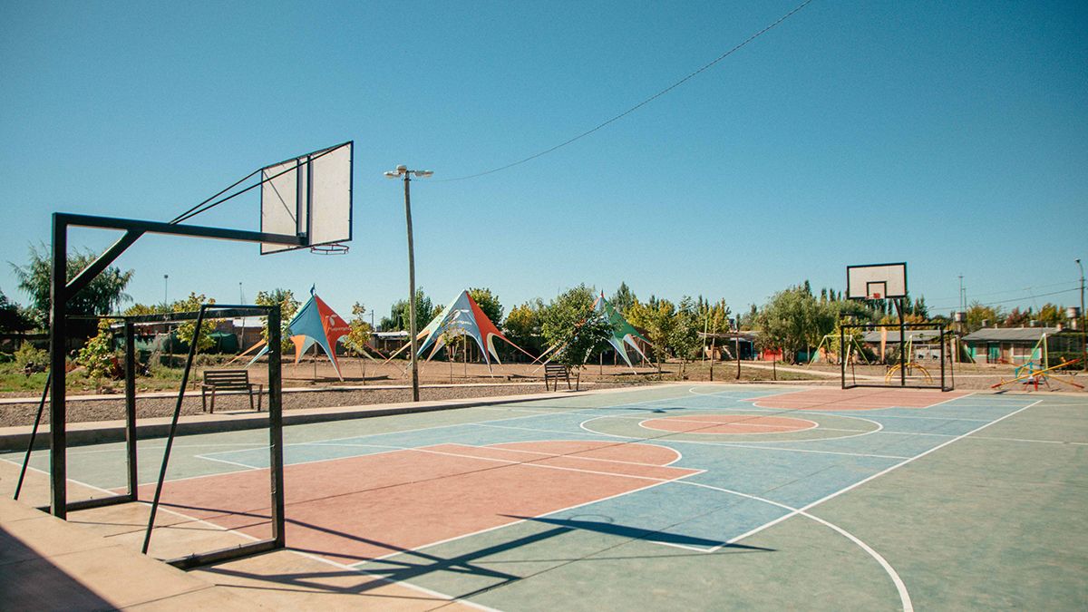 El nuevo playón deportivo del barrio El Progreso, en Tupungato. Uno de las metas cumplidas por la Fundación Grupo América en 2022.