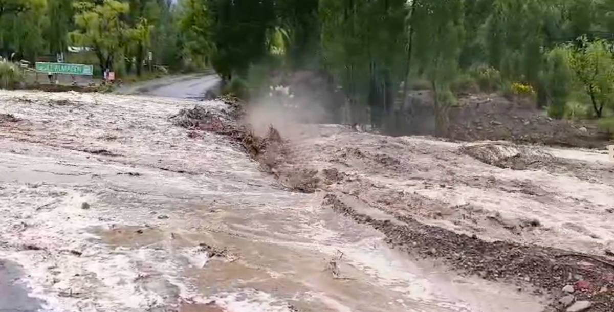 Por las tormentas hubo crecidas en cauces de Potrerillos que obligaron a cortar temporalmente la Ruta Provincial 89. Por las tormentas hubo crecidas en cauces de Potrerillos que obligaron a cortar temporalmente la Ruta Provincial 89.