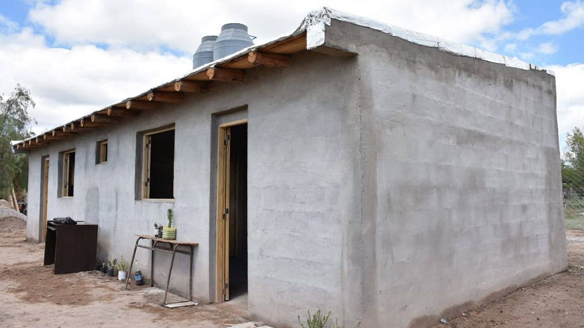 Con un porcentaje mensual de los sueldos de funcionarios y concejales de Santa Rosa, se construyeron y entregaron tres viviendas para familias con necesidades extremas, se está construyendo una más y dicen que seguirán con este plan