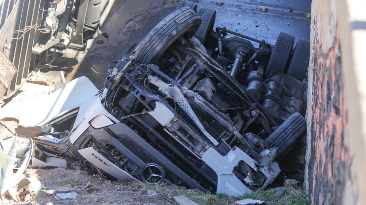 La cabina del camión quedó destruida y el chofer estaba atrapado adentro. La cabina del camión quedó destruida y el chofer estaba atrapado adentro.