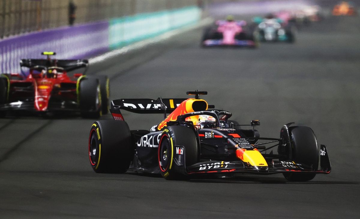 Max Verstappen le ganó a las dos Ferrari en Arabia Saudita