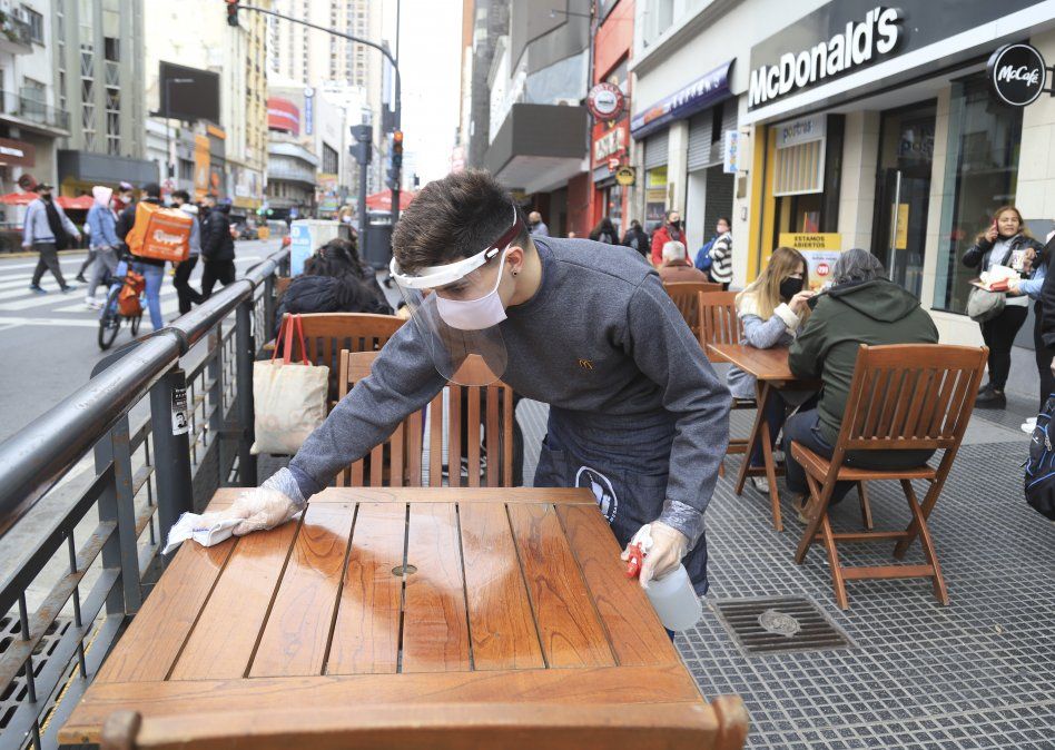 Mientras abren bares en Buenos Aires muchas provincia restringen actividades por el avance del coronavirus en Argentina.