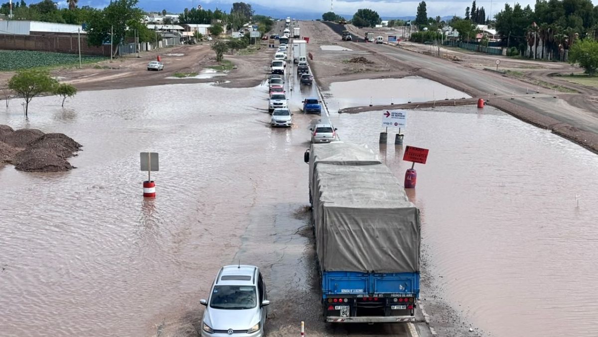 Acceso este y Cervantes: la laguna tapó la ruta. Acceso este y Cervantes: la laguna tapó la ruta.