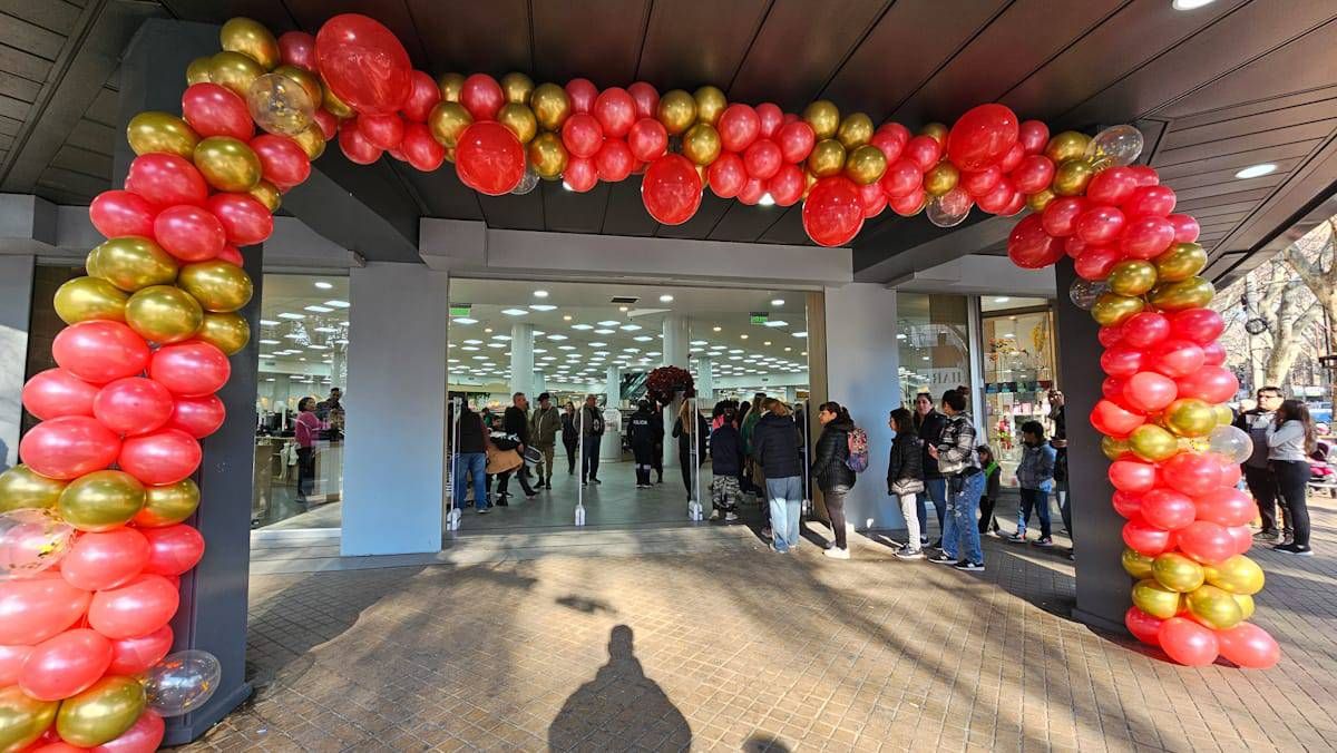 Llegó el día. Este sábado inauguró el gran bazar chino de calle 9 de Julio y Las Heras, de Ciudad. Llegó el día. Este sábado inauguró el gran bazar chino de calle 9 de Julio y Las Heras, de Ciudad.
