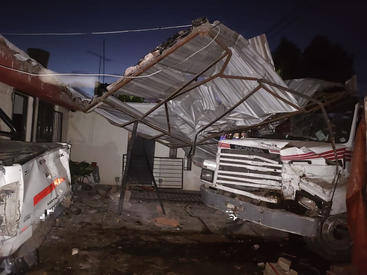 Tremendo accidente: un camión impactó contra una casa y se metió hasta donde dormían los dueños