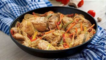 Cómo preparar Pollo al disco: la RECETA con cerveza y 10 ingredientes riquísimos