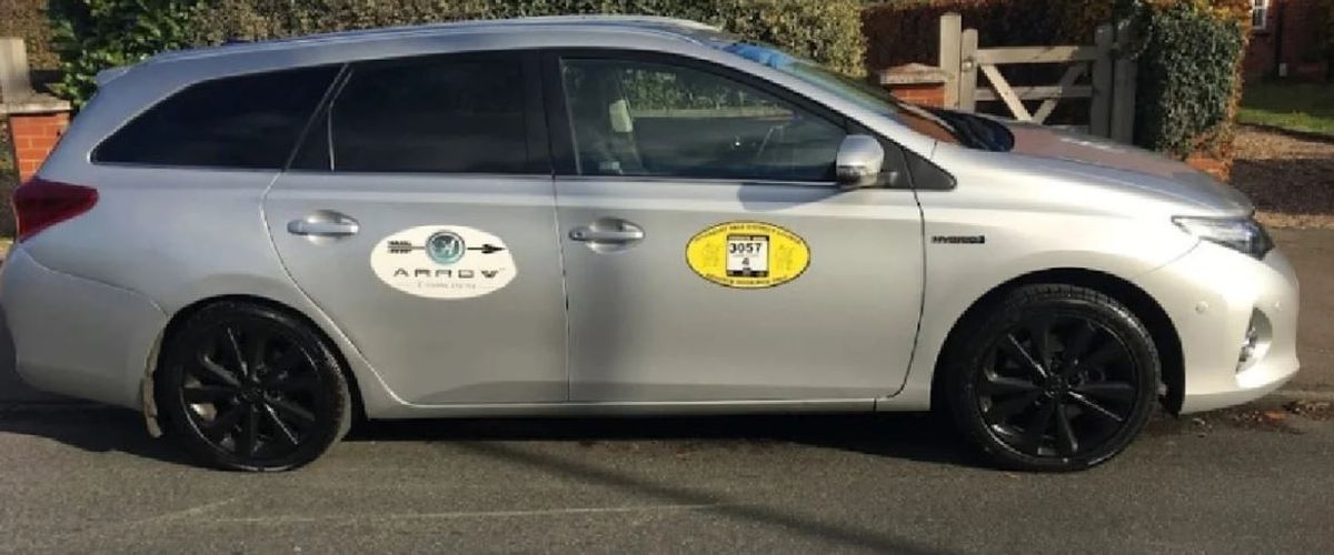 De locos. Dio a luz en un taxi y le cobraron un recargo inesperado.