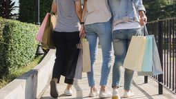 Uno de los efectos que nos arrastran a las compras es el conocido como el efecto bandwagon. Un atajo mental que puede determinar qué compramos, qué usamos, incluso con quién nos sentimos parte. Crédito: Freepik. Uno de los efectos que nos arrastran a las compras es el conocido como el efecto bandwagon. Un atajo mental que puede determinar qué compramos, qué usamos, incluso con quién nos sentimos parte. Crédito: Freepik.