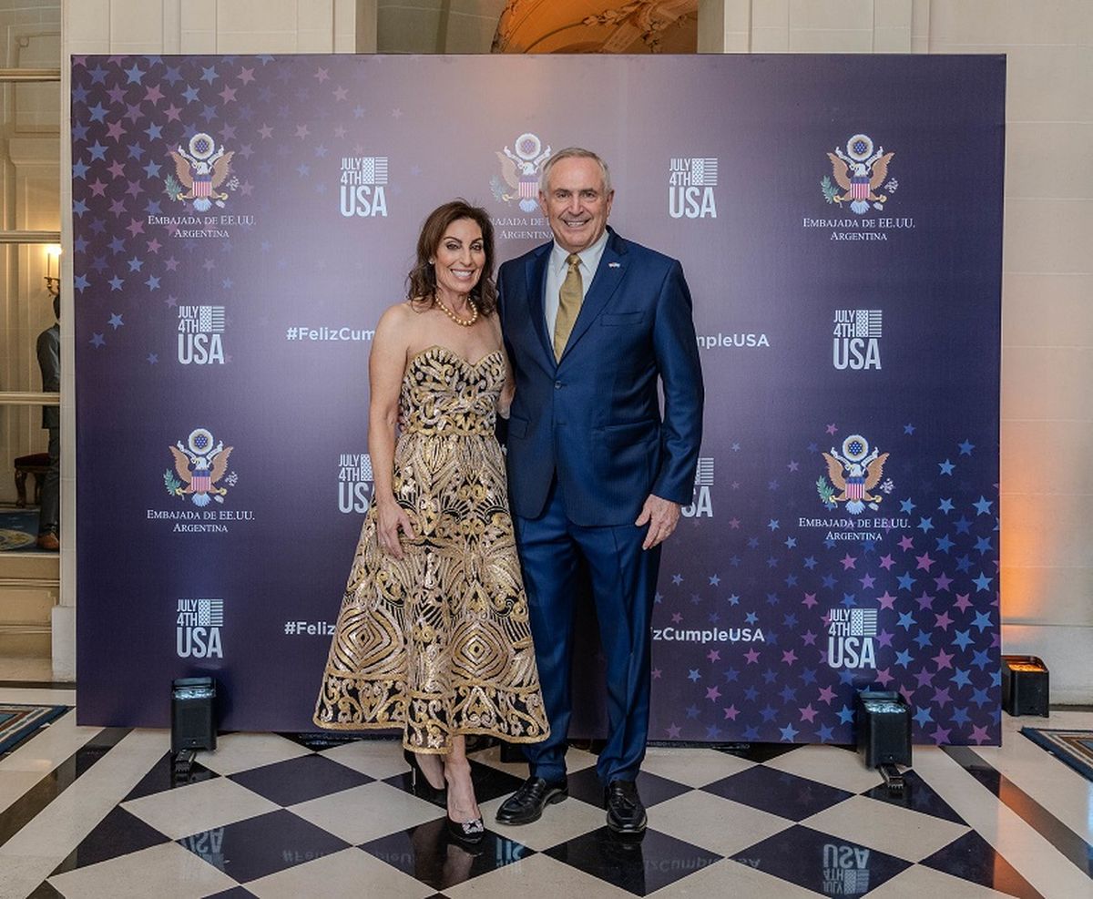 El embajador Marc R. Stanley junto a su esposa. El embajador Marc R. Stanley junto a su esposa.