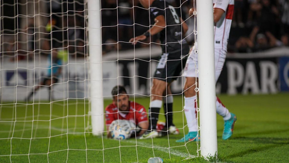 La pelota en la línea que no fue gol de Brian Andrada para Gimnasia y Esgrima. Foto: Axel Lloret/UNO. La pelota en la línea que no fue gol de Brian Andrada para Gimnasia y Esgrima. Foto: Axel Lloret/UNO. 