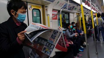 Coronavirus: un pasajero lame sus dedos y se limpia en un pasamanos del metro