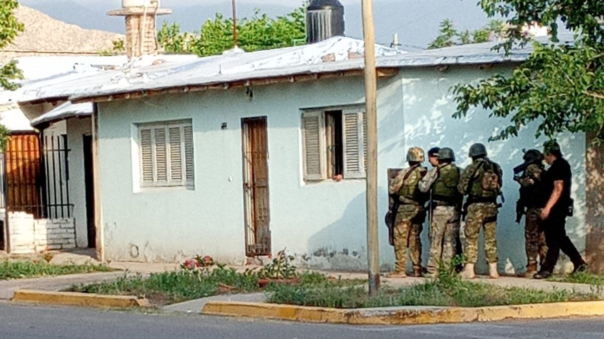 La Policía tuvo que entrar a la fuerza a la casa de Las Heras donde estaba el atrincherado debido a que no respondía a los intentos de diálogo. La Policía tuvo que entrar a la fuerza a la casa de Las Heras donde estaba el atrincherado debido a que no respondía a los intentos de diálogo.