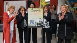 Las hijas de Santiago Bértiz, junto a la directora de Cultura de Guaymallén, Carolina Vico, y a la funcionaria provincial Laura Uano, descubrieron la placa que indica que allí vivió un exponente del folclore cuyano. 