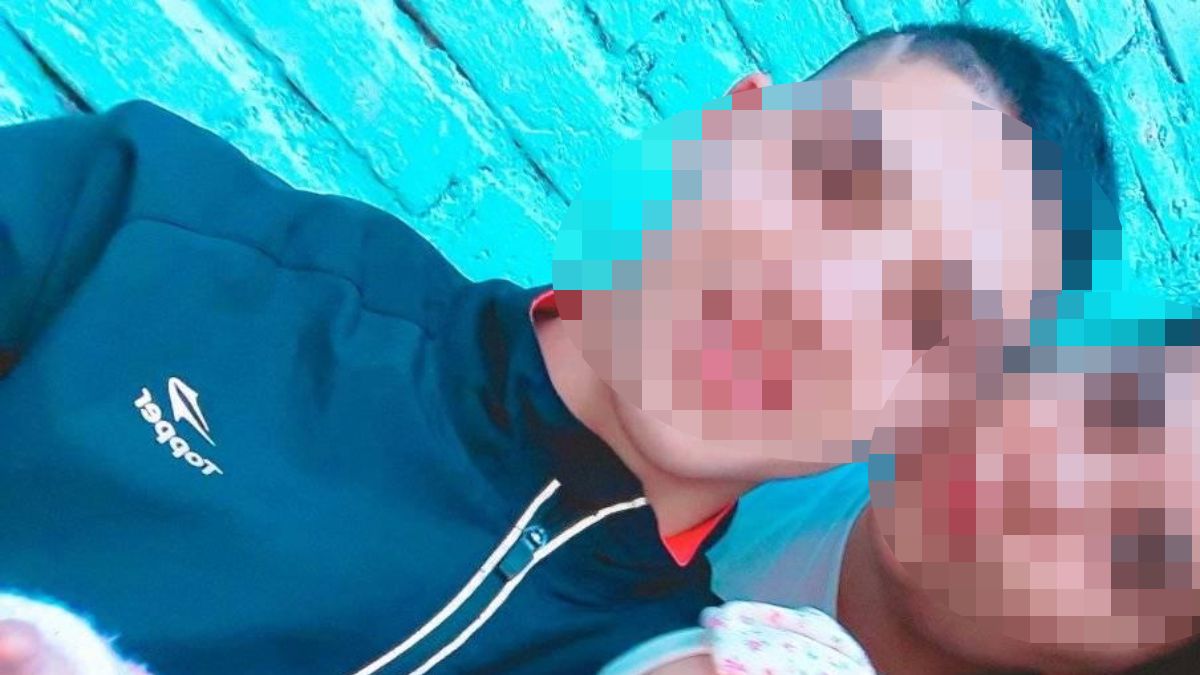 Axel Godoy -se pixela su rostro por pedido judicial- fue escrachado en redes sociales.