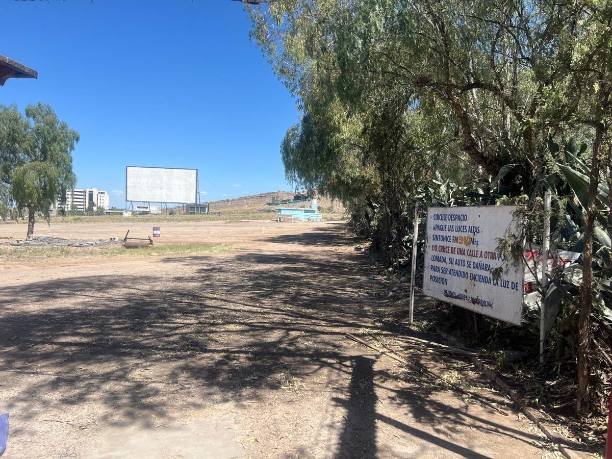 La entrada del autocine aún conserva el cartel con las indicaciones que se daban al ingresar. Al fondo se ve la pantalla que no se tocará. La entrada del autocine aún conserva el cartel con las indicaciones que se daban al ingresar. Al fondo se ve la pantalla que no se tocará.
