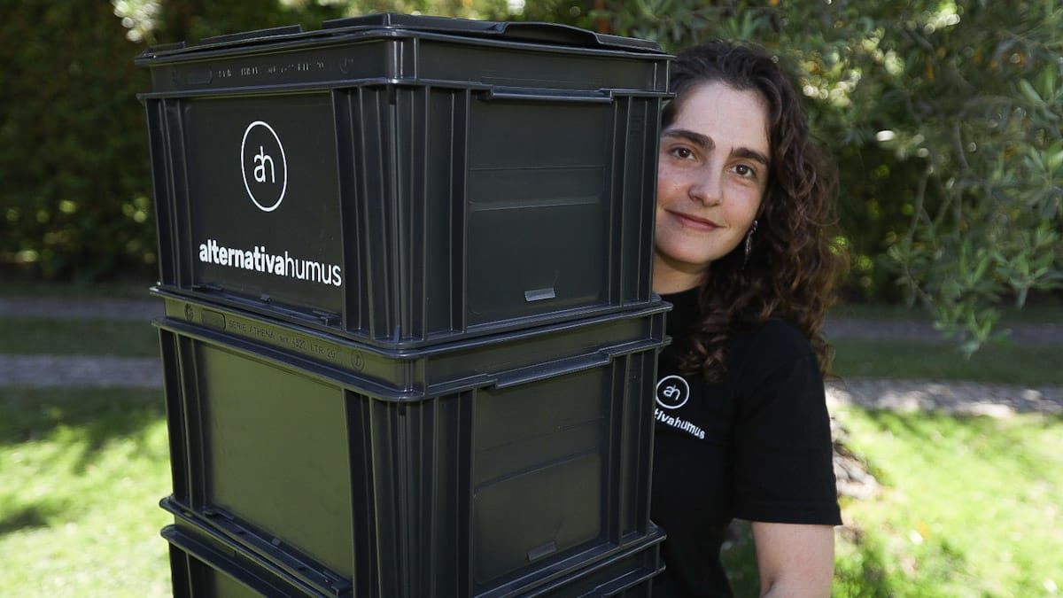 Zoé hizo propuestas de mejora para un plan de gestión de residuos de una de las facultades en Brasil y allí descubrió que en la oficina en había una compostera. Zoé hizo propuestas de mejora para un plan de gestión de residuos de una de las facultades en Brasil y allí descubrió que en la oficina en había una compostera.