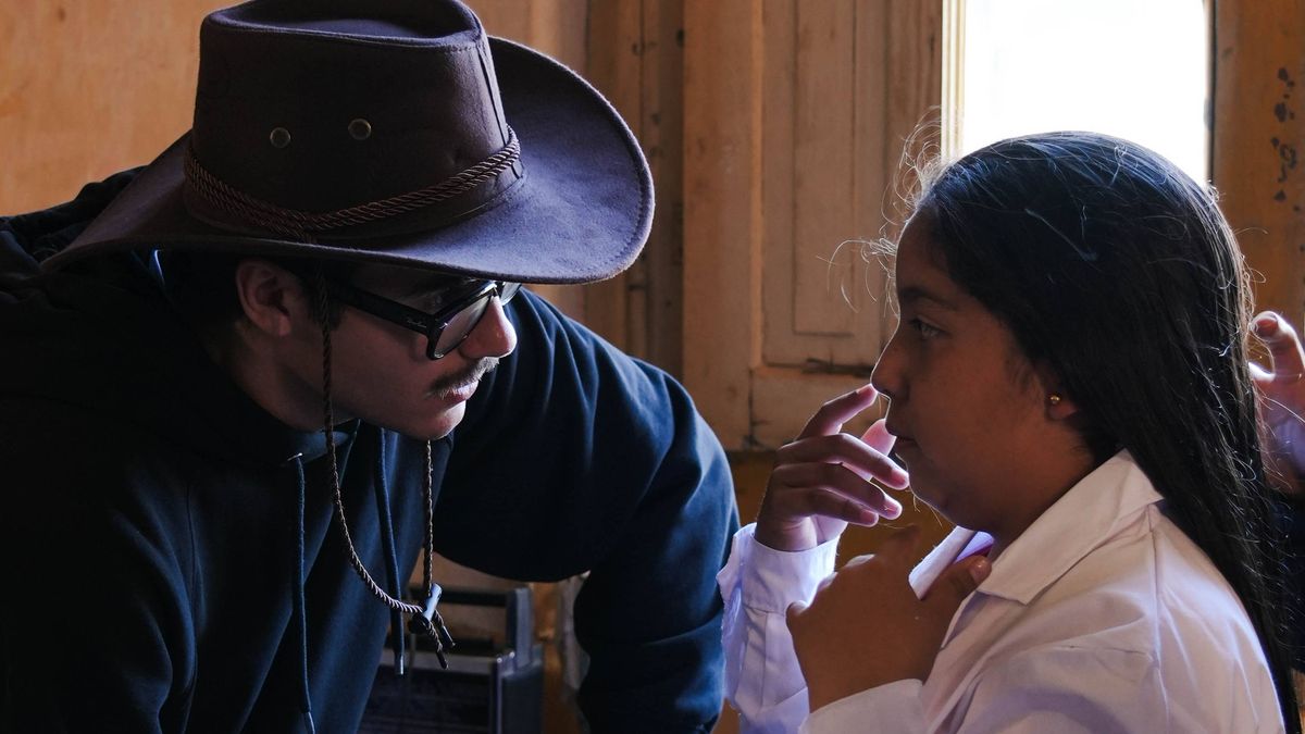 Junto con el personaje de Ramona, en la grabación del corto. Junto con el personaje de Ramona, en la grabación del corto.