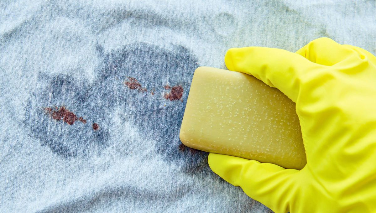 Crea un jabón de coco para quitar manchas difíciles de la ropa: económico y potente como un detergente