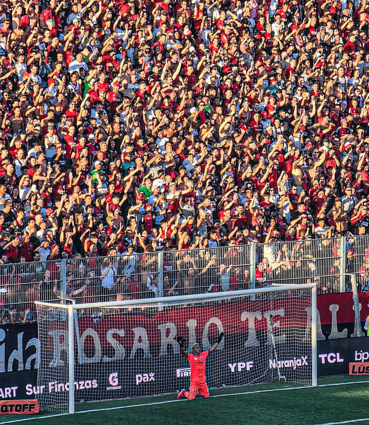 Keylor Navas y la imponente imagen de la hinchada de Newell's. Keylor Navas y la imponente imagen de la hinchada de Newell's.