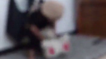 Tremendo video del EI de un niño degollando a un oso de peluche
