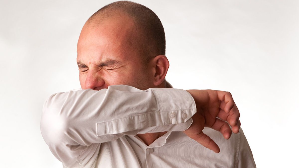 Aunque hayan sido vacundas, las personas que estornudan con mucha frecuencia pueden estar acusado síntomas de Covid-19, según un reciente estudi médico