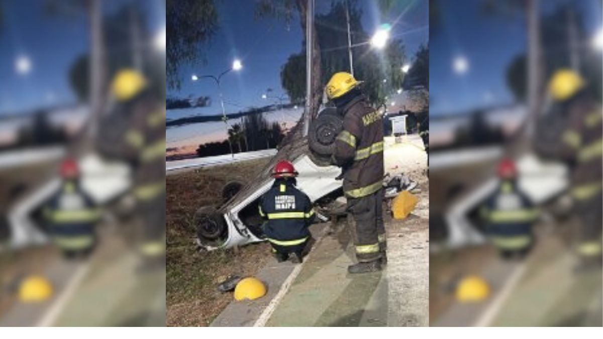 Un joven de 25 años murió tras chocar contra un poste en Maipú.&nbsp;