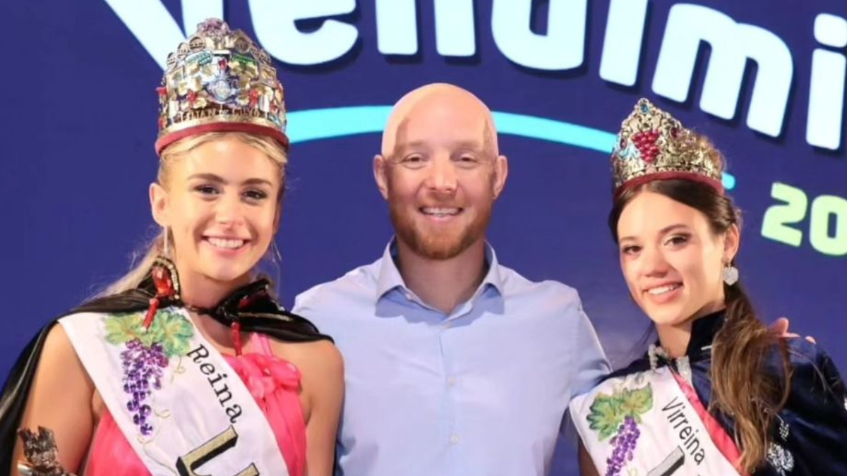 Julieta Bosquet, la nueva reina departamental, junto al intendente Esteban Alasino y la virreina, Paz Egea. Julieta Bosquet, la nueva reina departamental, junto al intendente Esteban Alasino y la virreina, Paz Egea.
