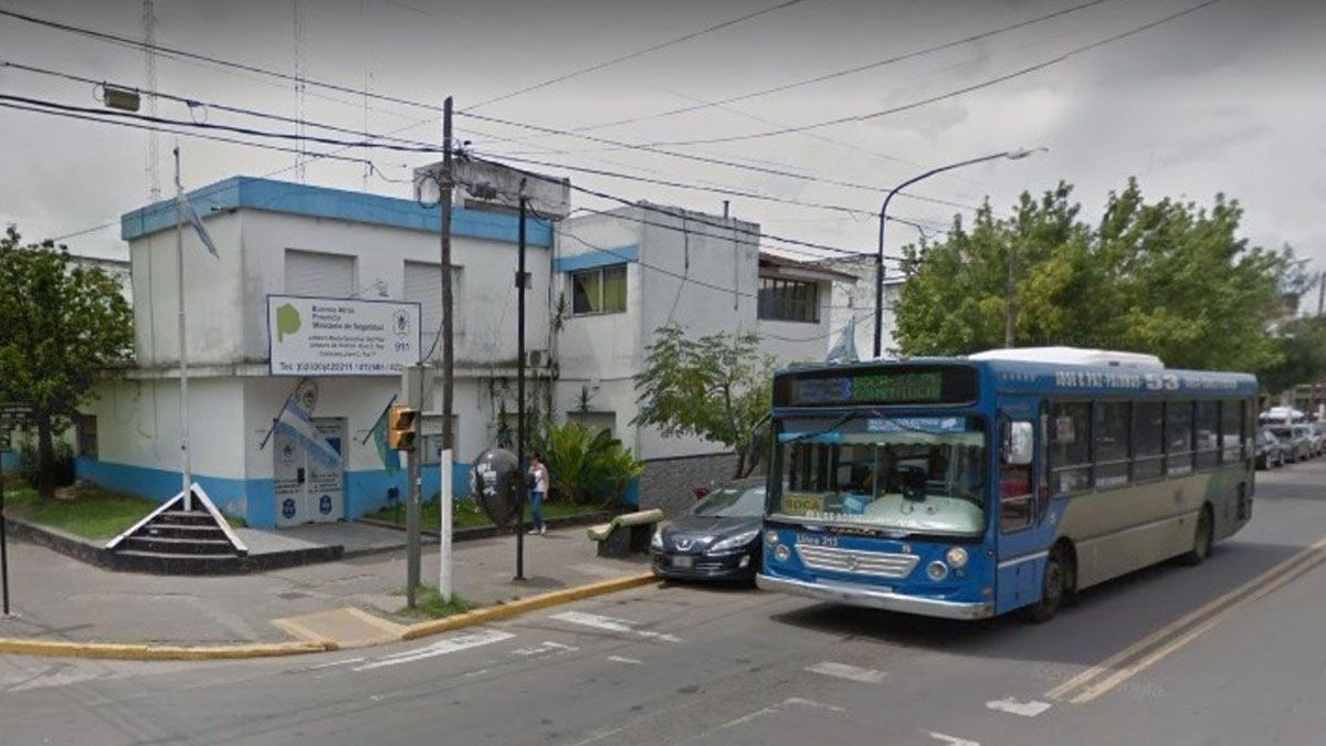 La joven estaba detenida en una comisaría de José C. Paz y habría amenazado con el arma de otro policía al oficial que la asesinó