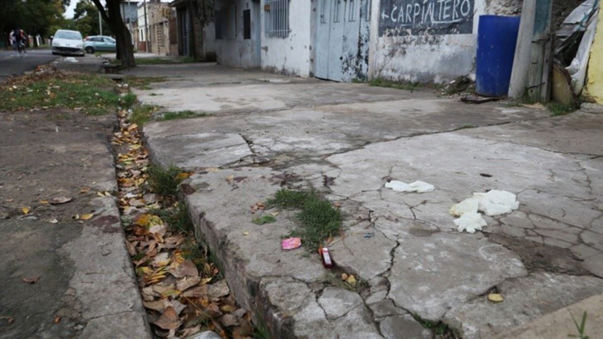 El hombre fue encontrado en plena calle asesinado de al menos nueve balazos, en Rosario, con una nota mafiosa en su pecho, por lo que los investigadores estiman que se trató de un caso vinculado a la venta de drogas