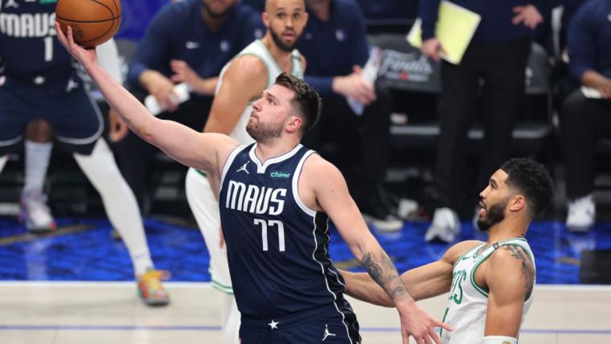 Luka Doncic aportó 29 canastas para que Dallas Mavericks evitara la barrida en el cuarto partido frente a Boston Celtics, en las finales de la NBA.