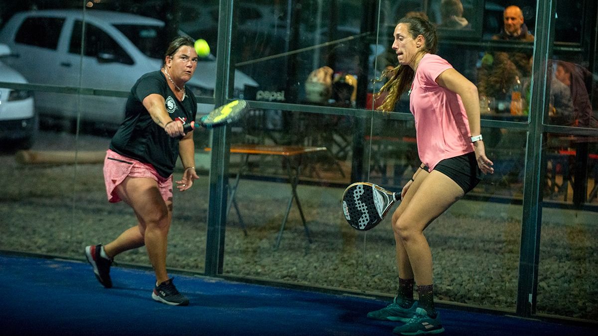 Dupla Top Ten. Daniela Niella y Mari Cuervo, representan a Mendoza en el circuito nacional del pádel profesional.
