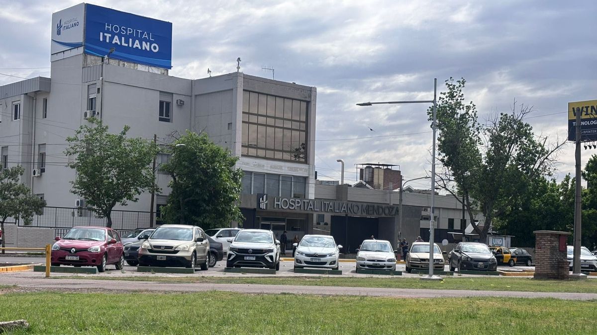 Se instalaron en carpa frente al Hospital Italiano a la espera del alta de su hijo internado