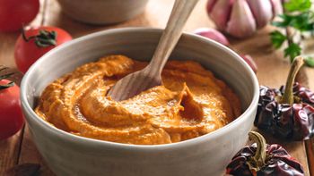 Qué lleva la Salsa romesco y cómo prepararla en casa: la receta de sabor mediterráneo y con 8 ingredientes Qué lleva la Salsa romesco y cómo prepararla en casa: la receta de sabor mediterráneo y con 8 ingredientes