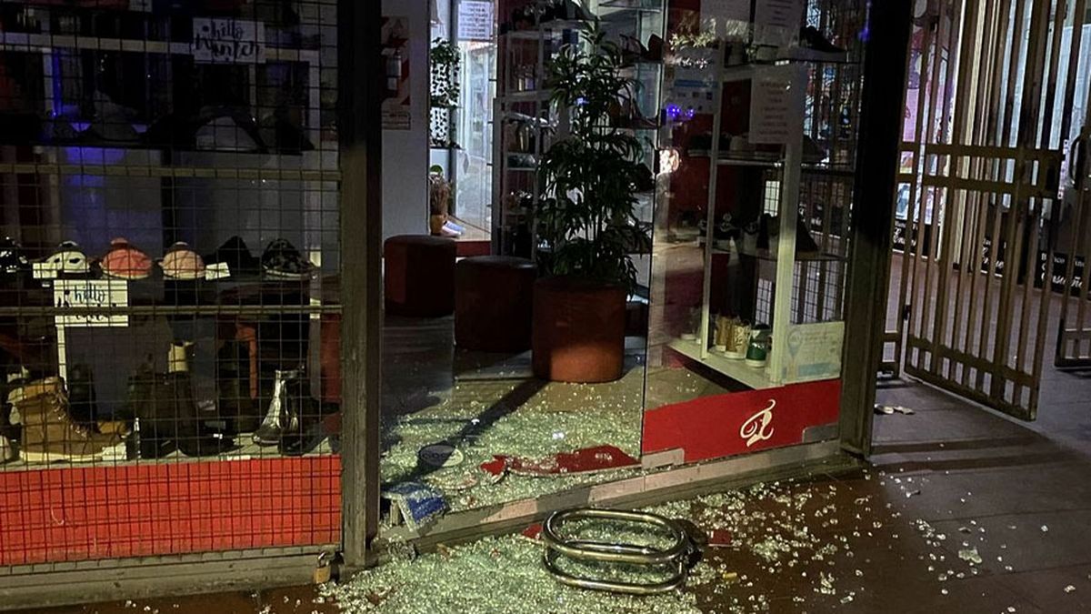 Así quedó la zapatería de calle Lavalle, en el ingreso de la galería Independencia, en Capital, luego de un robo. Así quedó la zapatería de calle Lavalle, en el ingreso de la galería Independencia, en Capital, luego de un robo.
