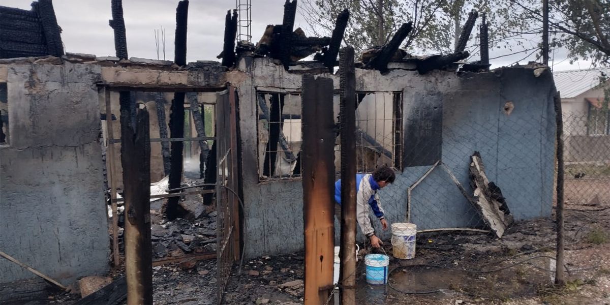 Así quedó una de las casas luego del incendio en el Piedemonte lujanino. 