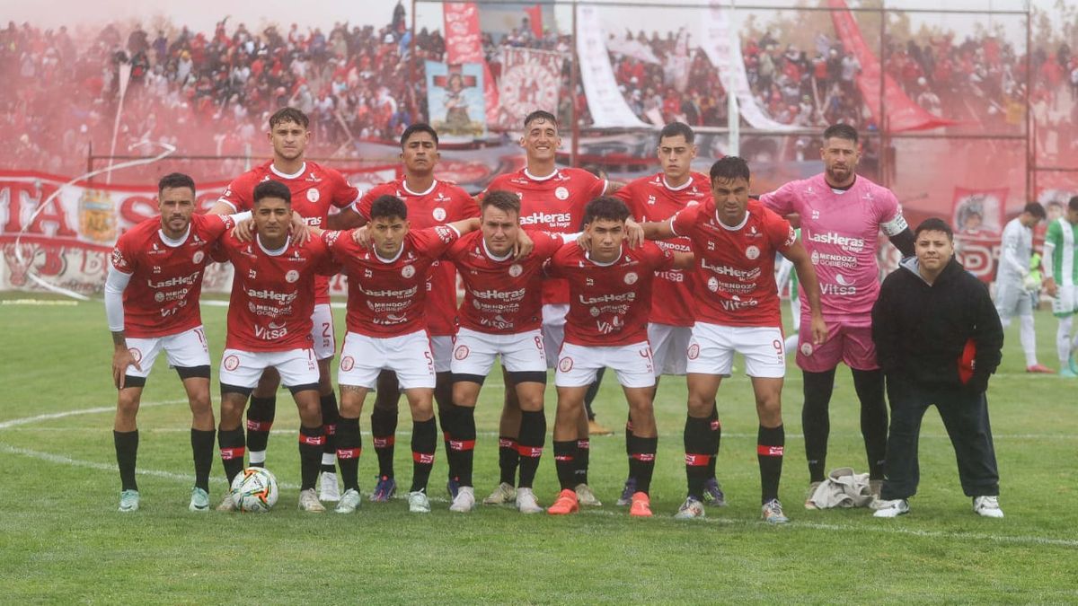 Huracán Las Heras jugará ante Costa Brava de General Pico, en calle Olascoaga.
