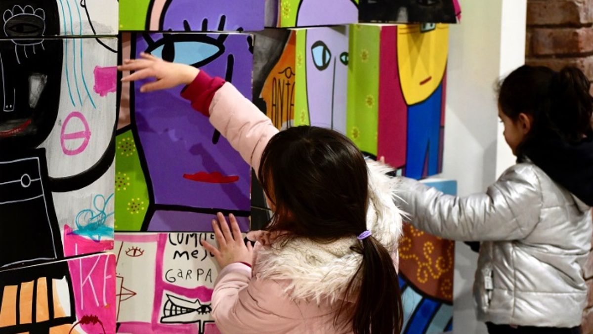 La muestra de arte plástico permite a los visitantes tomar contacto con las obras expuestas, más allá de lo visual. La muestra de arte plástico permite a los visitantes tomar contacto con las obras expuestas, más allá de lo visual.