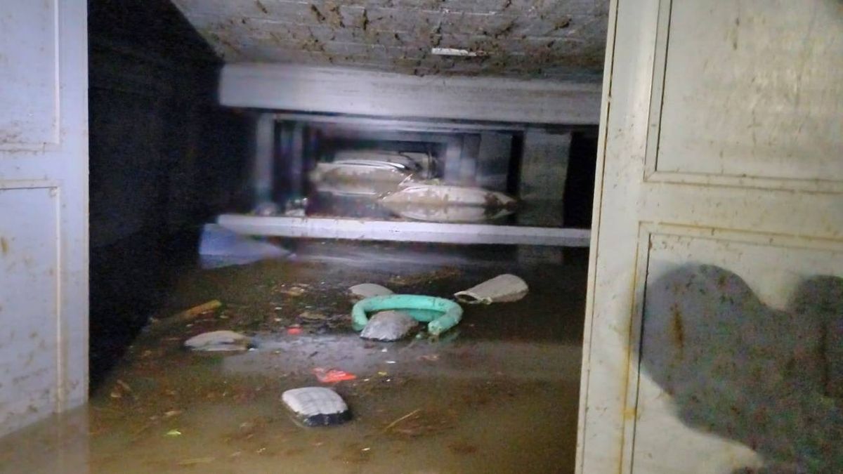 La cochera del docente mendocino Martín Aveiro en calle Chiclana, convertida en un río. La cochera del docente mendocino Martín Aveiro en calle Chiclana, convertida en un río.