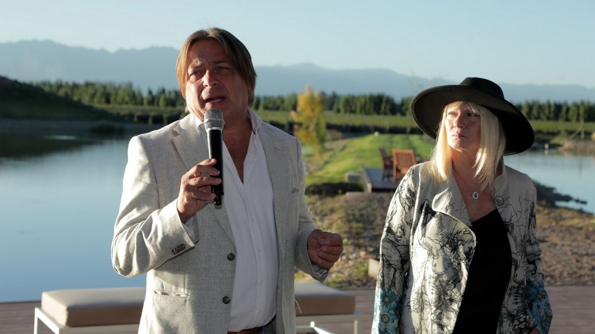 Osvaldo del Campo junto a su esposa, Patricia Serizola, en la inauguración del proyecto de enoturismo empresarial de Anaia Wines, la bodega con tecnología de punta que instalaron en Agrelo, Luján de Cuyo