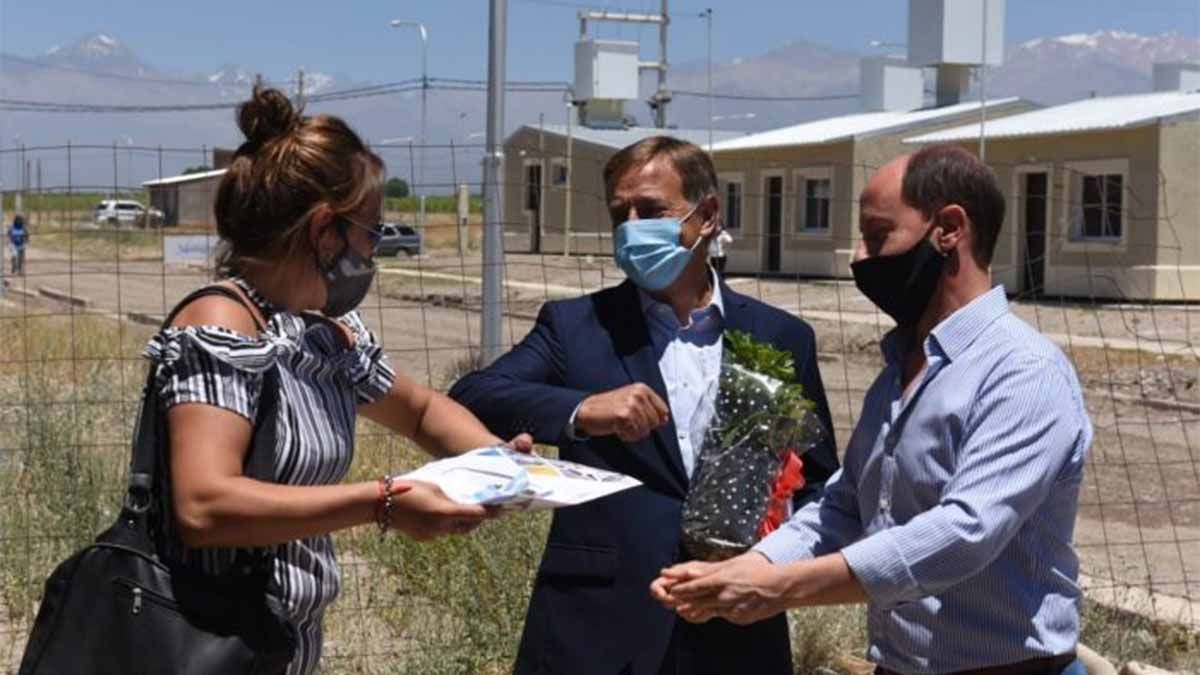 Suarez mira a otros países con la idea de construir casas más económicas